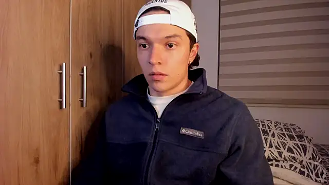 Snapshot of Mastrangelo_xxx chatting on 12/17/25, 04:18 Mastrangelo xxx online show from 12/17/25, 04:18