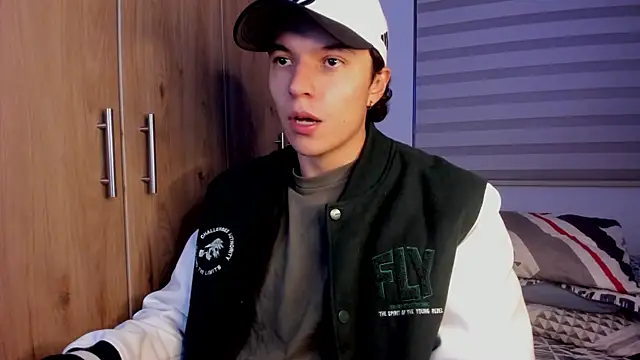 Snapshot of Mastrangelo_xxx chatting on 12/23/25, 04:10 Mastrangelo xxx online show from 12/23/25, 04:10