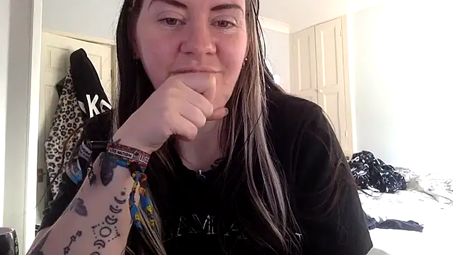 AureliaXOX online show from 02/06/25, 01:54