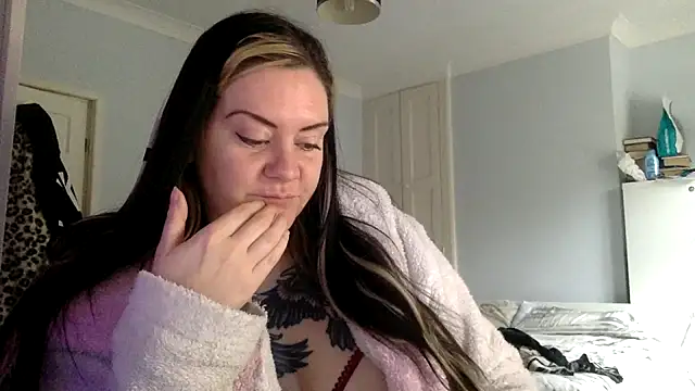 AureliaXOX online show from 02/14/25, 10:07