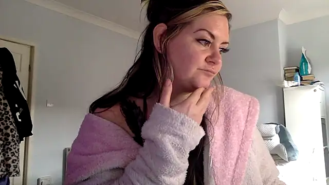 AureliaXOX online show from 02/16/25, 02:21