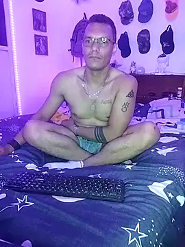 Snapshot of XhaseFoX chatting on 03/04/25, 05:42 XhaseFoX online show from 03/04/25, 05:42