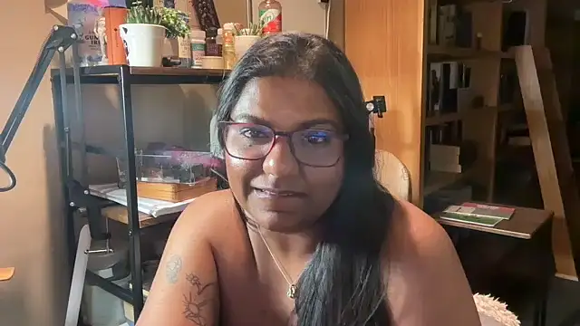 Snapshot of SophieStarShine chatting on 10/13/25, 11:49 SophieStarShine online show from 10/13/25, 11:49