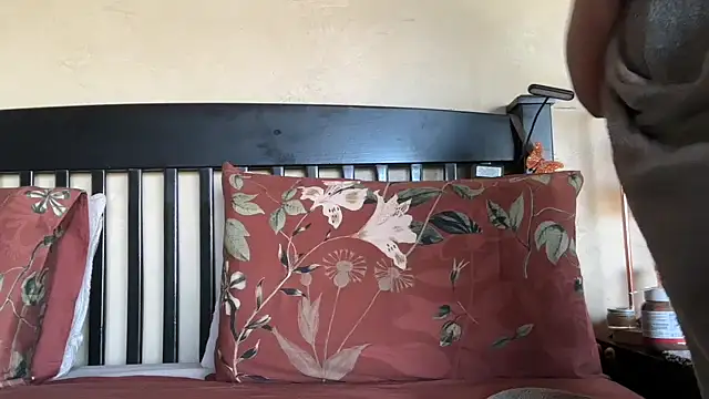 Snapshot of SophieStarShine chatting on 10/28/25, 02:31 SophieStarShine online show from 10/28/25, 02:31