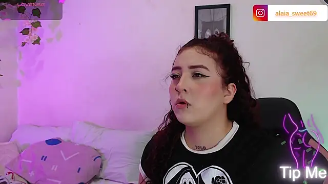 Snapshot of alaia_sweetxxx chatting on 04/24/26, 10:45 alaia sweetxxx online show from 04/24/26, 10:45