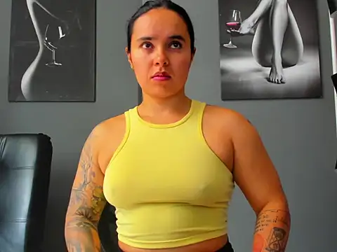 Snapshot of karlyjons12 chatting on 11/28/25, 02:42 karlyjons12 online show from 11/28/25, 02:42