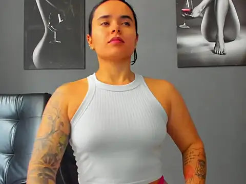 Snapshot of karlyjons12 chatting on 12/16/25, 04:23 karlyjons12 online show from 12/16/25, 04:23