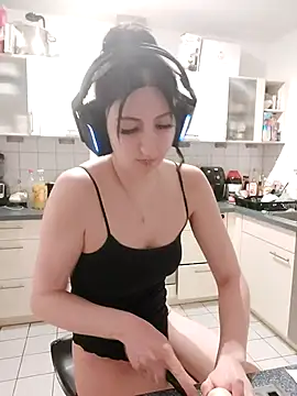 Snapshot of Gamergirl-Linela chatting on 04/22/26, 06:53 Gamergirl-Linela online show from 04/22/26, 06:53