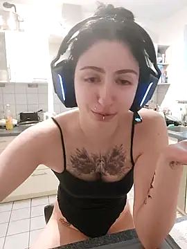 Snapshot of Gamergirl-Linela chatting on 04/27/26, 06:28 Gamergirl-Linela online show from 04/27/26, 06:28