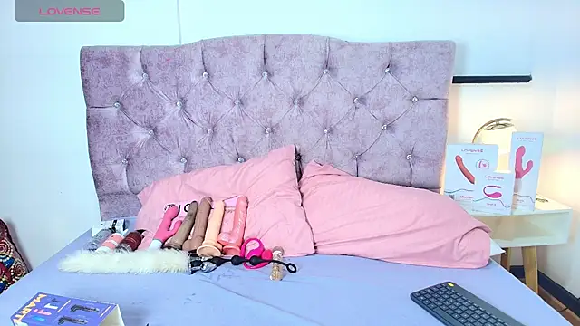 Skye Moore online show from 11/05/25, 07:14