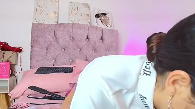 Skye Moore online show from 03/05/26, 06:48