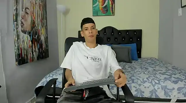 Snapshot of biigjhonny chatting on 03/03/25, 01:31 biigjhonny online show from 03/03/25, 01:31