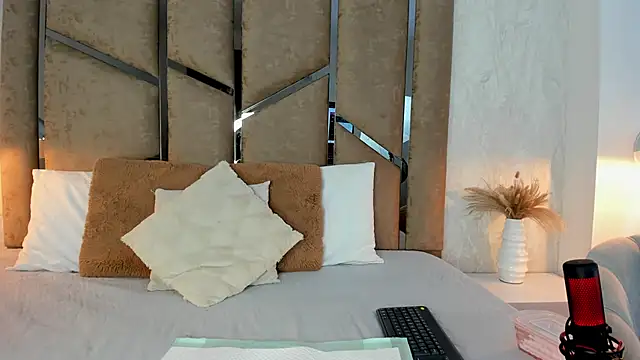 Giselle Lauren online show from 09/17/25, 12:51