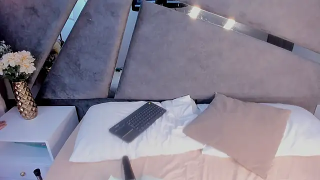 Giselle Lauren online show from 10/18/25, 08:09