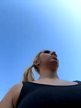 hotamanda01 online show from 11/23/25, 12:27