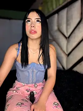 Laura-Khalifa online show from 05/15/26, 04:41