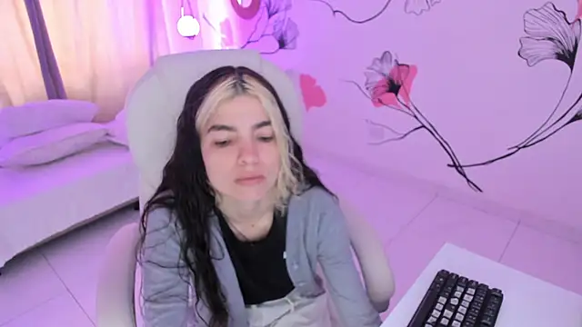 Snapshot of Isabela_Fiorelli chatting on 09/15/25, 01:33 Isabela Fiorelli online show from 09/15/25, 01:33