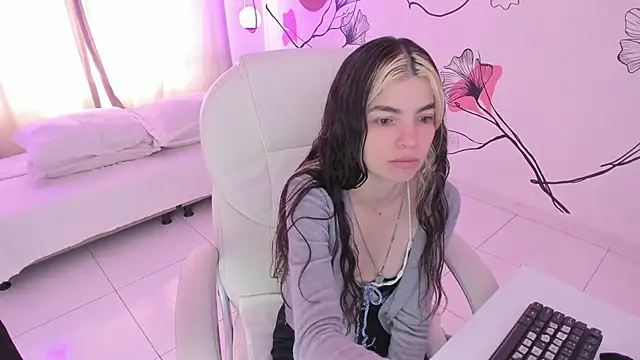 Snapshot of Isabela_Fiorelli chatting on 09/16/25, 01:45 Isabela Fiorelli online show from 09/16/25, 01:45