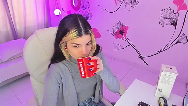 Snapshot of Isabela_Fiorelli chatting on 11/21/25, 01:32 Isabela Fiorelli online show from 11/21/25, 01:32