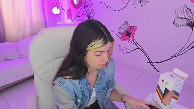 Snapshot of Isabela_Fiorelli chatting on 11/23/25, 01:22 Isabela Fiorelli online show from 11/23/25, 01:22