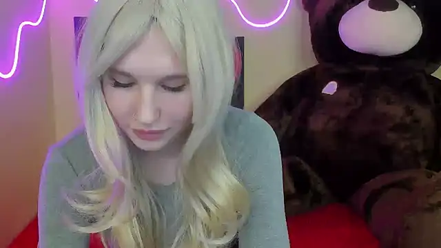 Snapshot of EvelinaLuu chatting on 02/21/25, 01:11 EvelinaLuu online show from 02/21/25, 01:11