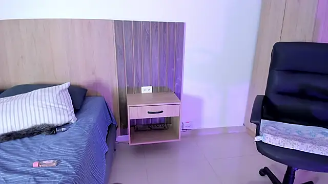 Mia cm online show from 03/21/25, 10:39