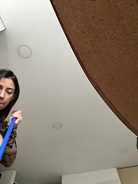 Snapshot of KarolVega- chatting on 02/17/25, 06:48 KarolVega- online show from 02/17/25, 06:48