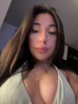 Snapshot of KarolVega- chatting on 02/22/25, 01:11 KarolVega- online show from 02/22/25, 01:11