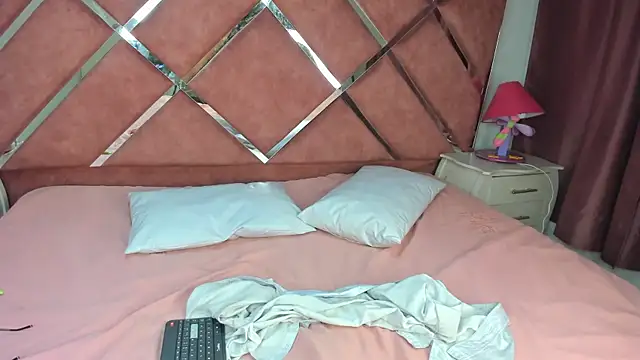 Snapshot of _JuliSweet_ chatting on 03/20/25, 12:00  JuliSweet  online show from 03/20/25, 12:00