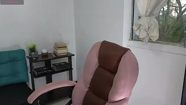 Snapshot of atenea_02_love chatting on 05/25/26, 10:05 atenea 02 love online show from 05/25/26, 10:05