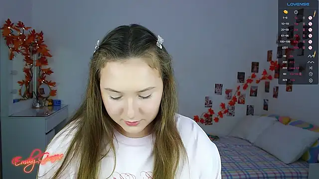 Snapshot of EmilyxxGraces chatting on 11/17/25, 01:44 EmilyxxGraces online show from 11/17/25, 01:44