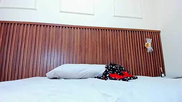 MELINAMARTINS online show from 02/25/25, 07:47