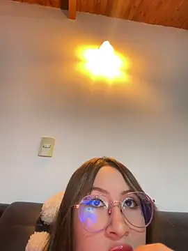 Snapshot of ValentinaOrtiz3 chatting on 03/04/25, 09:00 ValentinaOrtiz3 online show from 03/04/25, 09:00