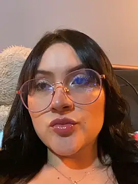 Snapshot of ValentinaOrtiz3 chatting on 09/19/25, 02:02 ValentinaOrtiz3 online show from 09/19/25, 02:02