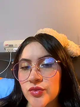 Snapshot of ValentinaOrtiz3 chatting on 10/11/25, 02:22 ValentinaOrtiz3 online show from 10/11/25, 02:22