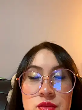 Snapshot of ValentinaOrtiz3 chatting on 10/15/25, 02:11 ValentinaOrtiz3 online show from 10/15/25, 02:11