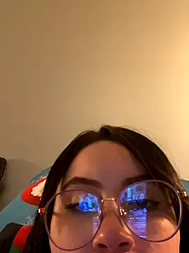 Snapshot of ValentinaOrtiz3 chatting on 10/19/25, 12:44 ValentinaOrtiz3 online show from 10/19/25, 12:44