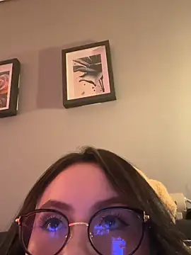 ValentinaOrtiz3 online show from 04/22/26, 10:00