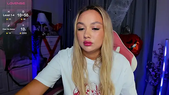 Snapshot of _Loneve__ chatting on 10/30/25, 01:45  Loneve   online show from 10/30/25, 01:45