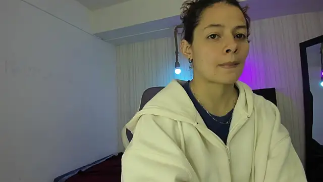 Snapshot of nicky_angel1 chatting on 05/21/26, 04:47 nicky angel1 online show from 05/21/26, 04:47