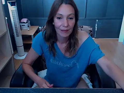 Snapshot of hannaha chatting on 06/04/26, 11:49 hannaha online show from 06/04/26, 11:49