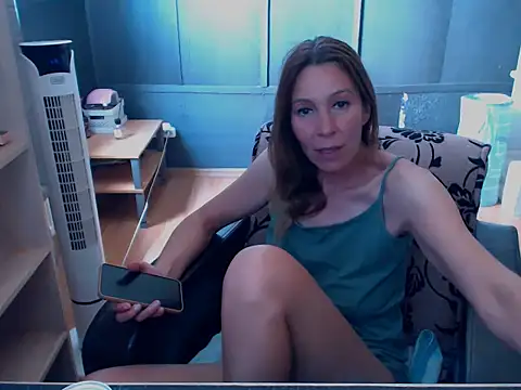 Snapshot of hannaha chatting on 06/10/26, 12:37 hannaha online show from 06/10/26, 12:37
