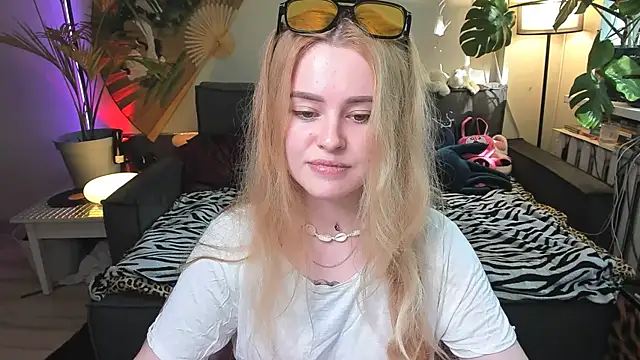 Alexa Pirs online show from 05/25/26, 02:45