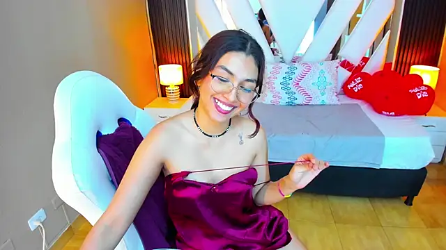 Snapshot of Cristin_Petite chatting on 02/16/25, 05:04 Cristin Petite online show from 02/16/25, 05:04