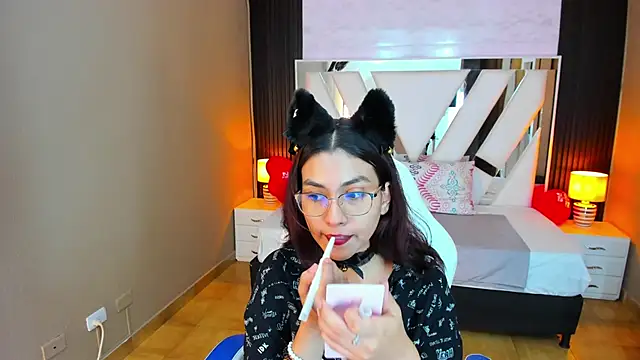 Snapshot of Cristin_Petite chatting on 02/17/25, 06:37 Cristin Petite online show from 02/17/25, 06:37