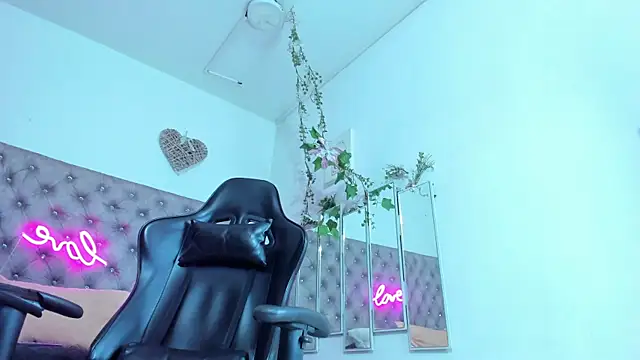 Naomii Viper online show from 11/19/25, 11:10