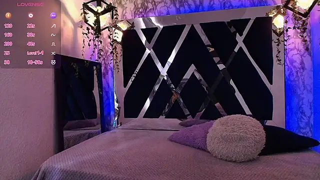 Snapshot of charlotte_bluee chatting on 09/22/25, 06:43 charlotte bluee online show from 09/22/25, 06:43