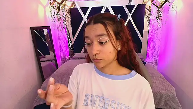 Snapshot of charlotte_bluee chatting on 11/08/25, 04:18 charlotte bluee online show from 11/08/25, 04:18