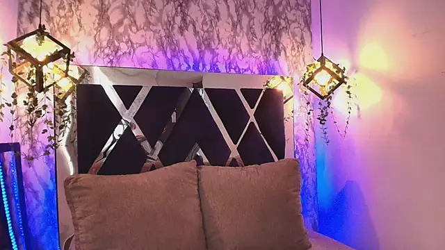 Snapshot of charlotte_bluee chatting on 11/14/25, 06:39 charlotte bluee online show from 11/14/25, 06:39