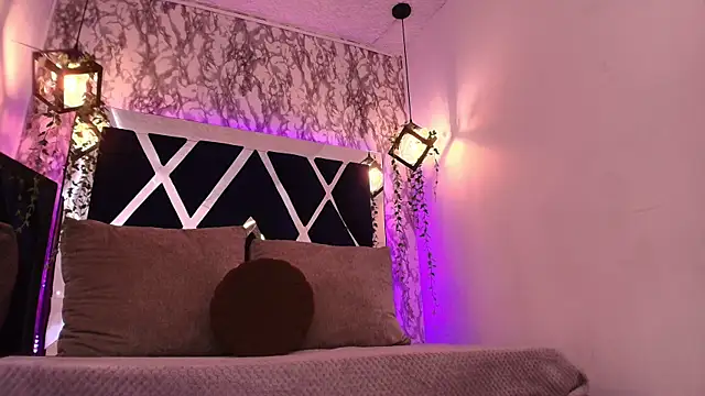 Snapshot of charlotte_bluee chatting on 01/08/26, 06:43 charlotte bluee online show from 01/08/26, 06:43